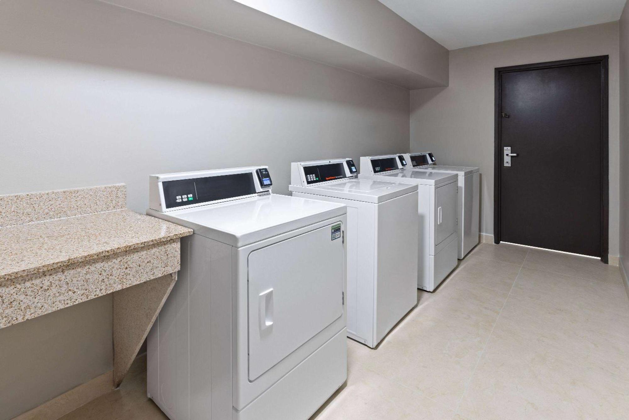 La Quinta Inn & Suites By Wyndham Memphis I-240 Bagian luar foto